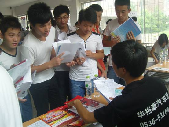 同学们踊跃报名.JPG.JPG